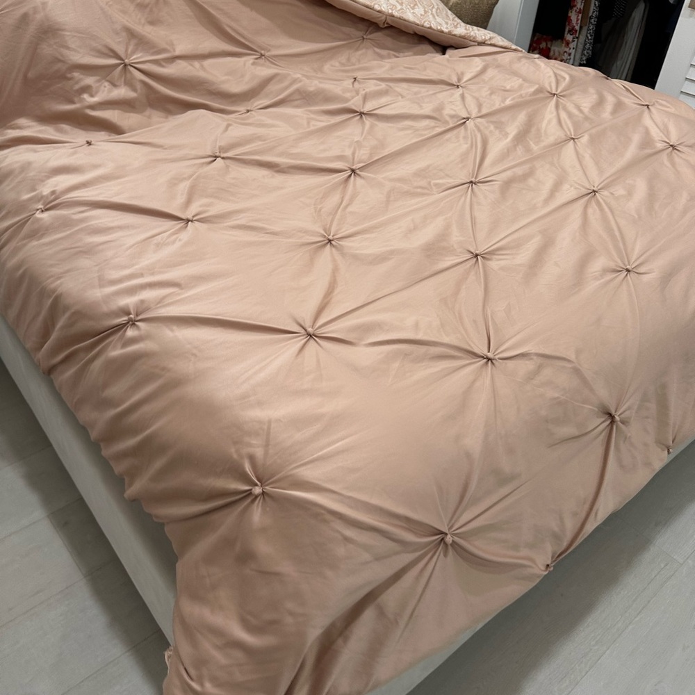 Vince Camuto King Comforter Set in Blush